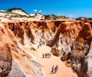 • Falésias coloridas de Morro Branco no passeio 3 Praias com a Coco Verde Turismo