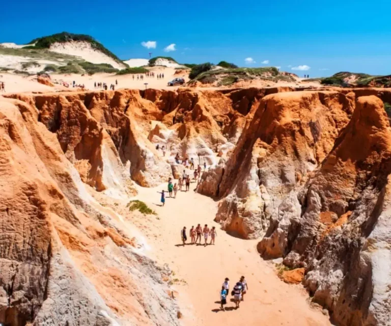 • Falésias coloridas de Morro Branco no passeio 3 Praias com a Coco Verde Turismo