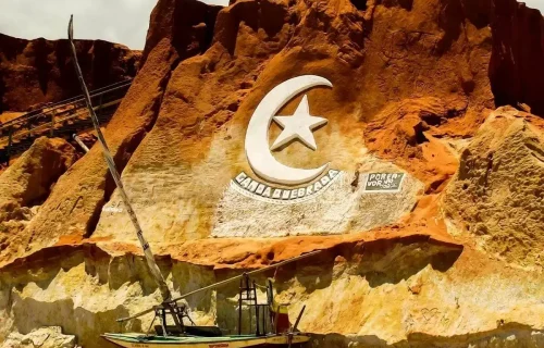 Falésias coloridas de Canoa Quebrada no passeio da Coco Verde Turismo