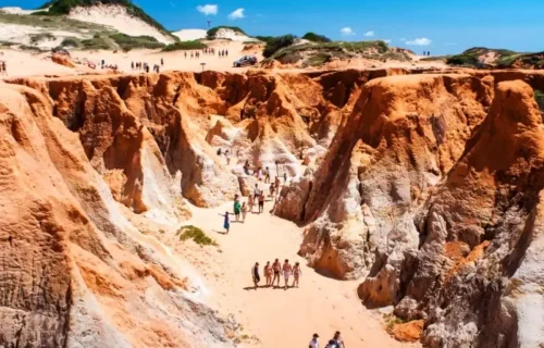 • Falésias coloridas de Morro Branco no passeio 3 Praias com a Coco Verde Turismo