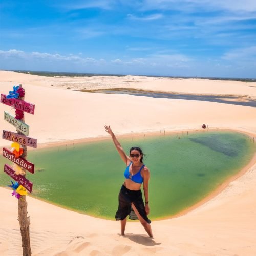 • Vista aérea das dunas e lagoas dos Lençóis de Paracuru no passeio da Coco Verde Turismo