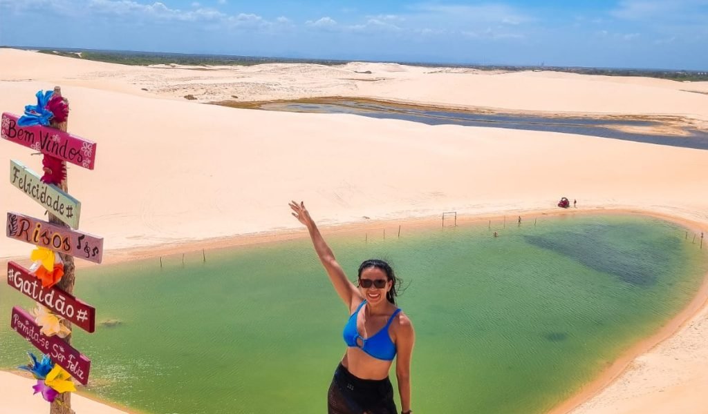 • Vista aérea das dunas e lagoas dos Lençóis de Paracuru no passeio da Coco Verde Turismo